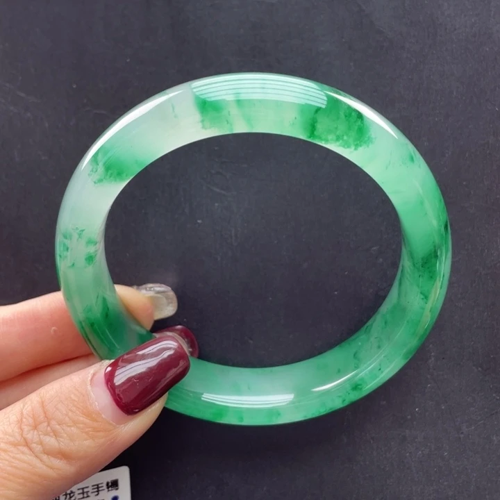 石英质玉手镯未镶嵌是****爱