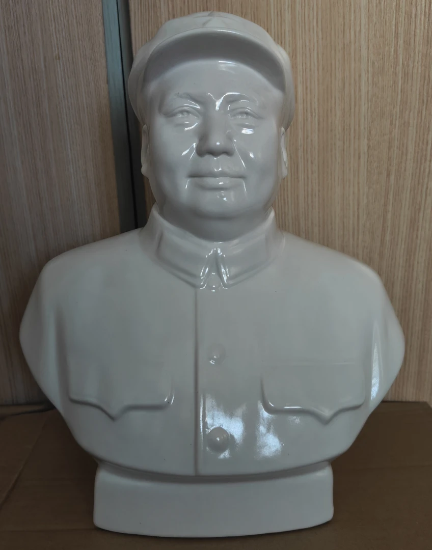 邯郸像章厂瓷像，高度26公分左右。