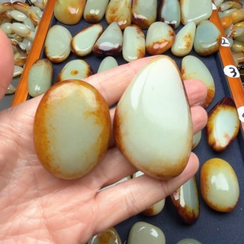 和田玉颈饰未镶嵌不****人