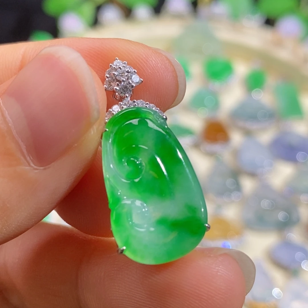 翡翠18K金镶嵌颈饰