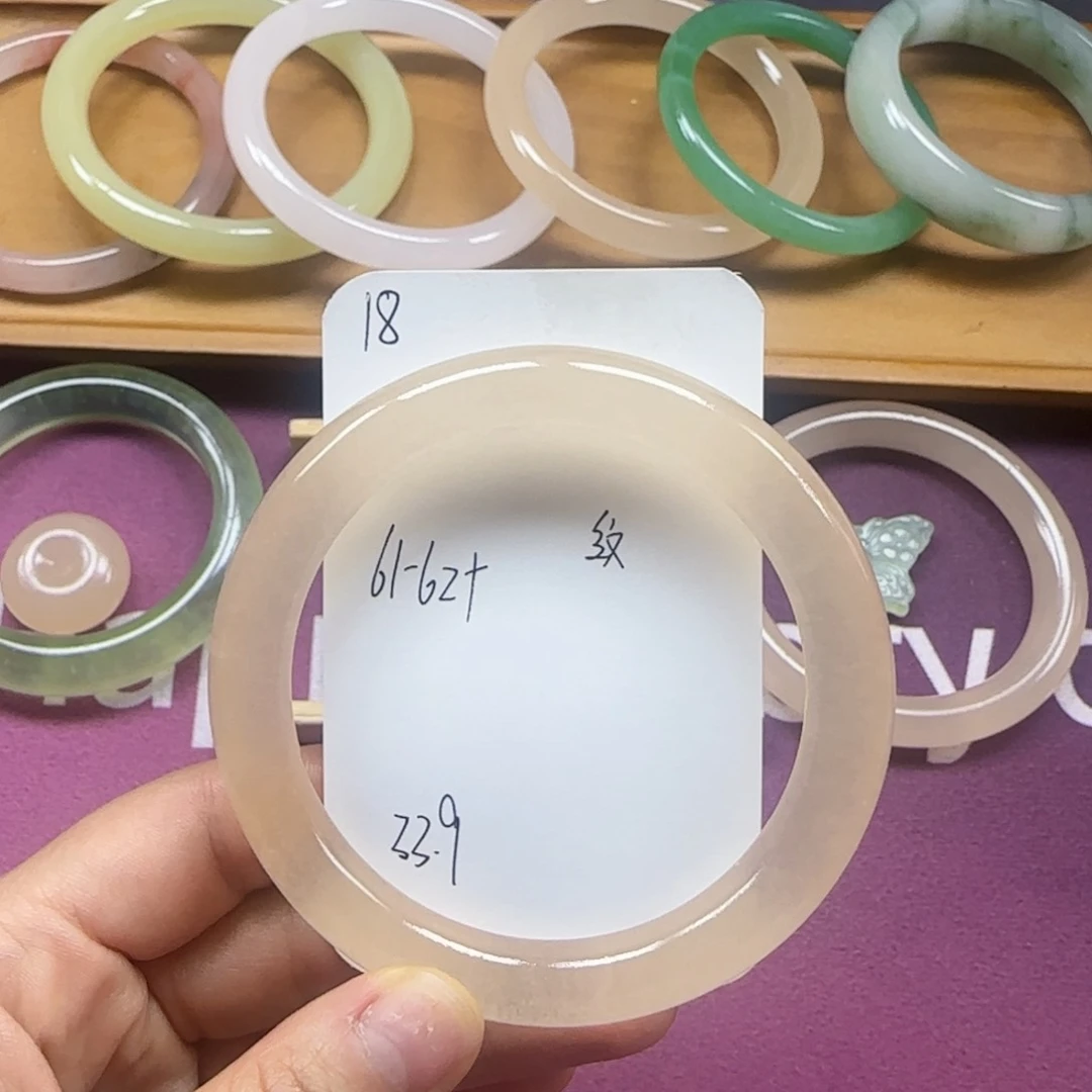 石英质玉手镯未镶嵌18