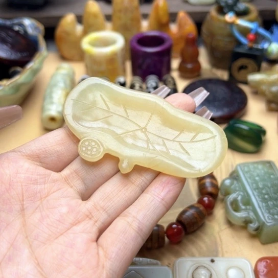 蛇纹石玉未镶嵌颈饰