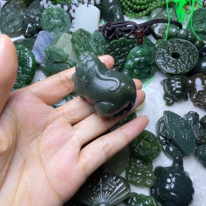 光***饼和田玉未镶嵌颈饰