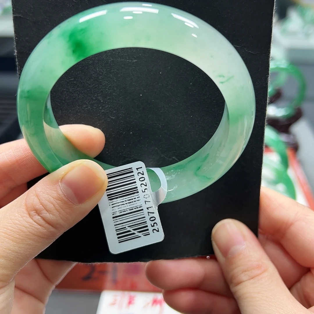 月***光石英质玉（非洲翠）未镶嵌手镯