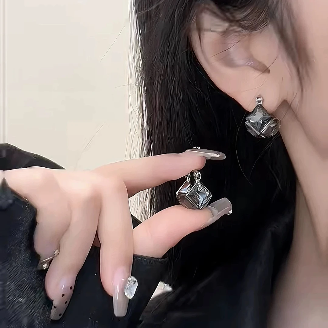 铜合金耳饰 新品立体方块灰色锆石耳扣轻奢高级感气质几何耳环女