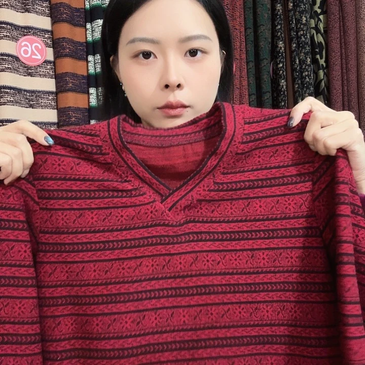 毛绒红色样衣一件。。。