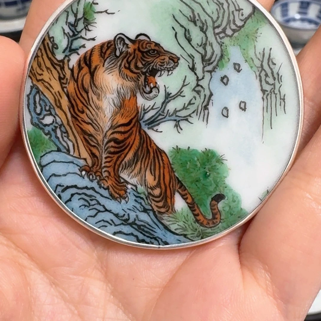 財***依瓷片粉彩老虎挂件一个