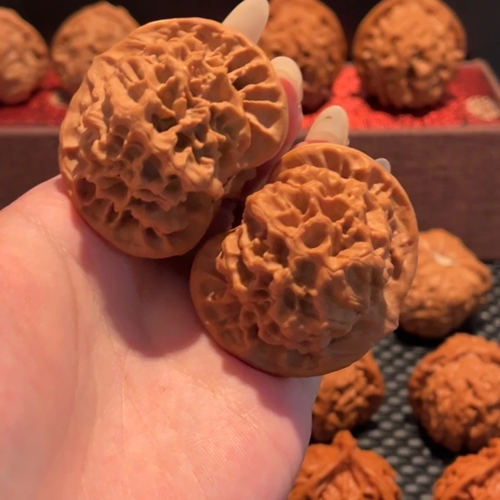 文玩核桃吊坠龙鳞纹