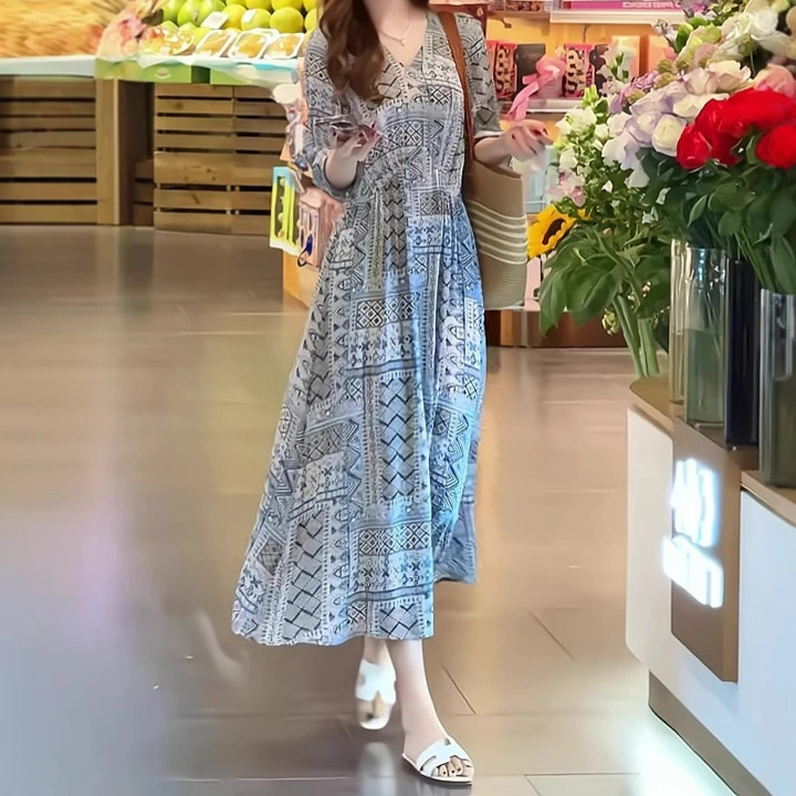 高级感气质V领蓝色连衣裙女2025夏季新款裙子大码收腰显瘦碎花裙