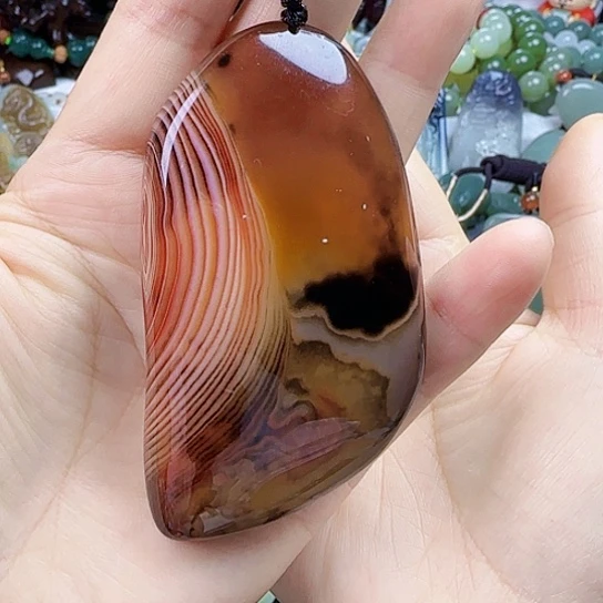 玛瑙/玉髓颈饰未镶嵌手把件136克左右