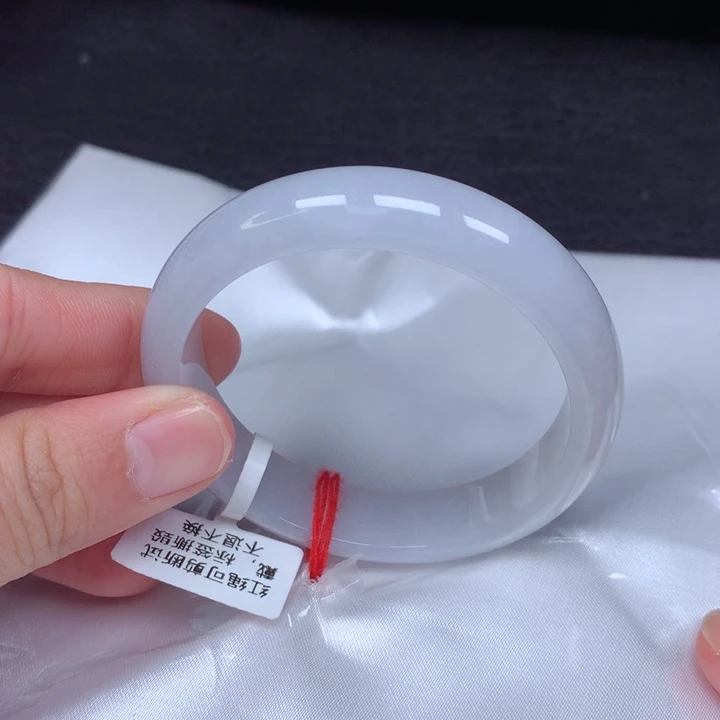 翡翠手镯未镶嵌。