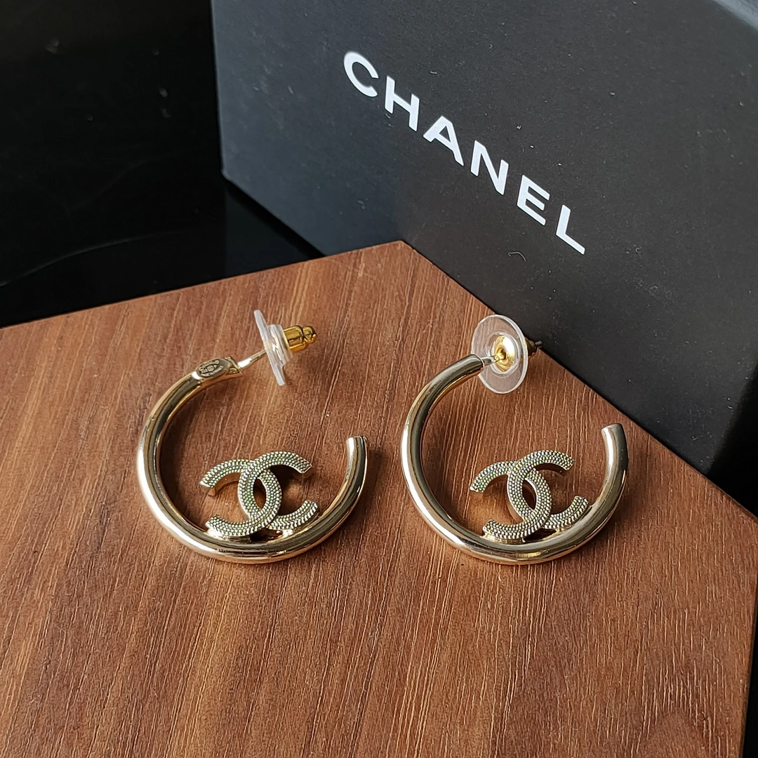 95新 Chanel/香奈儿 Azul-22P 浅金色圆环logo耳钉 42705