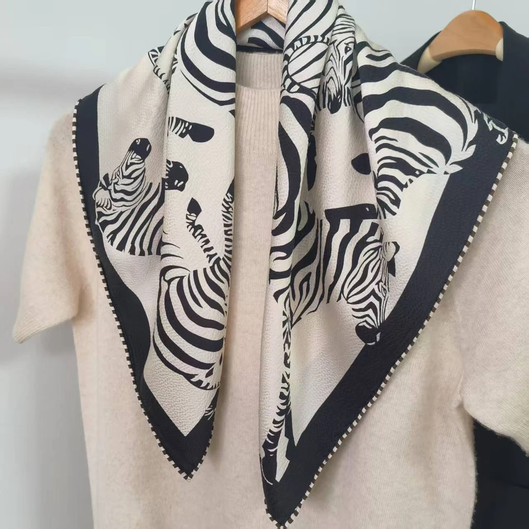 沐芽【斑马】65尺方巾高端轻奢女士双面珍珠缎百搭手工卷边