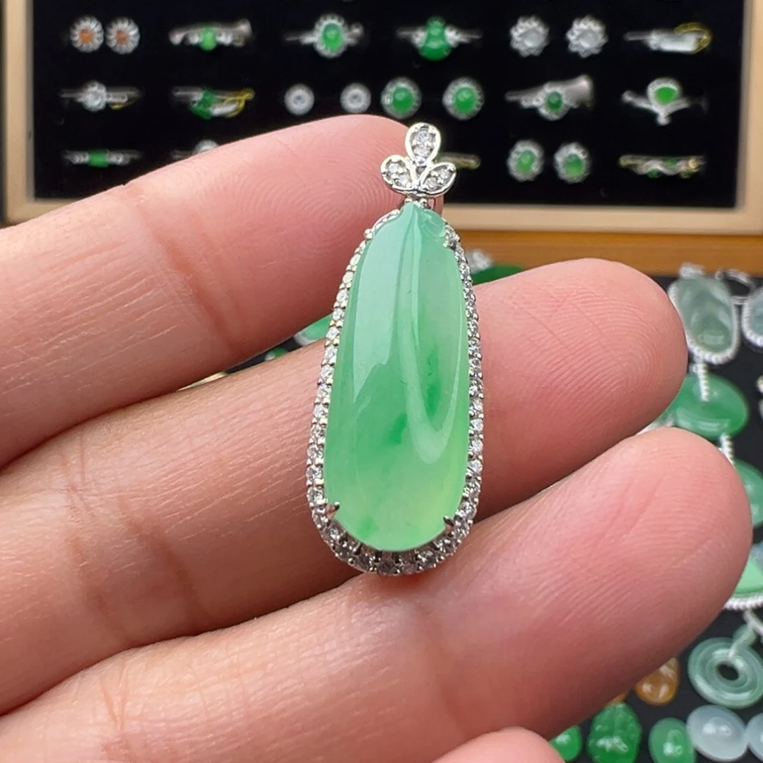 翡翠18K金镶嵌颈饰瓜