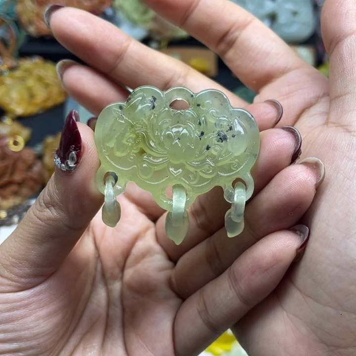 蛇纹石玉未镶嵌颈饰