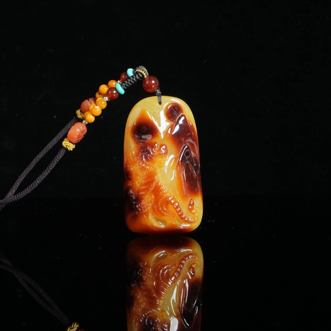 DY-M1280 上山虎步步高升俏色巧雕吊坠 49.22g