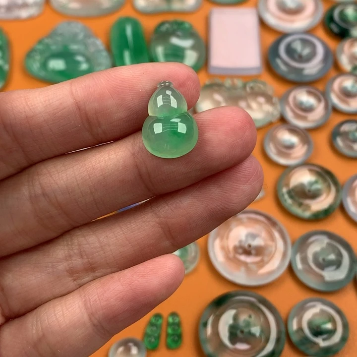 翡翠挂件未镶嵌….