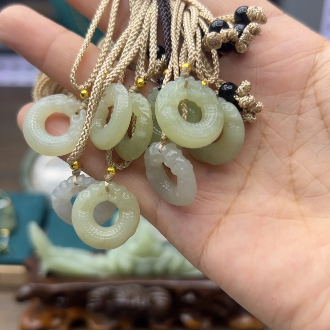 和田玉未镶嵌颈饰双龙护主