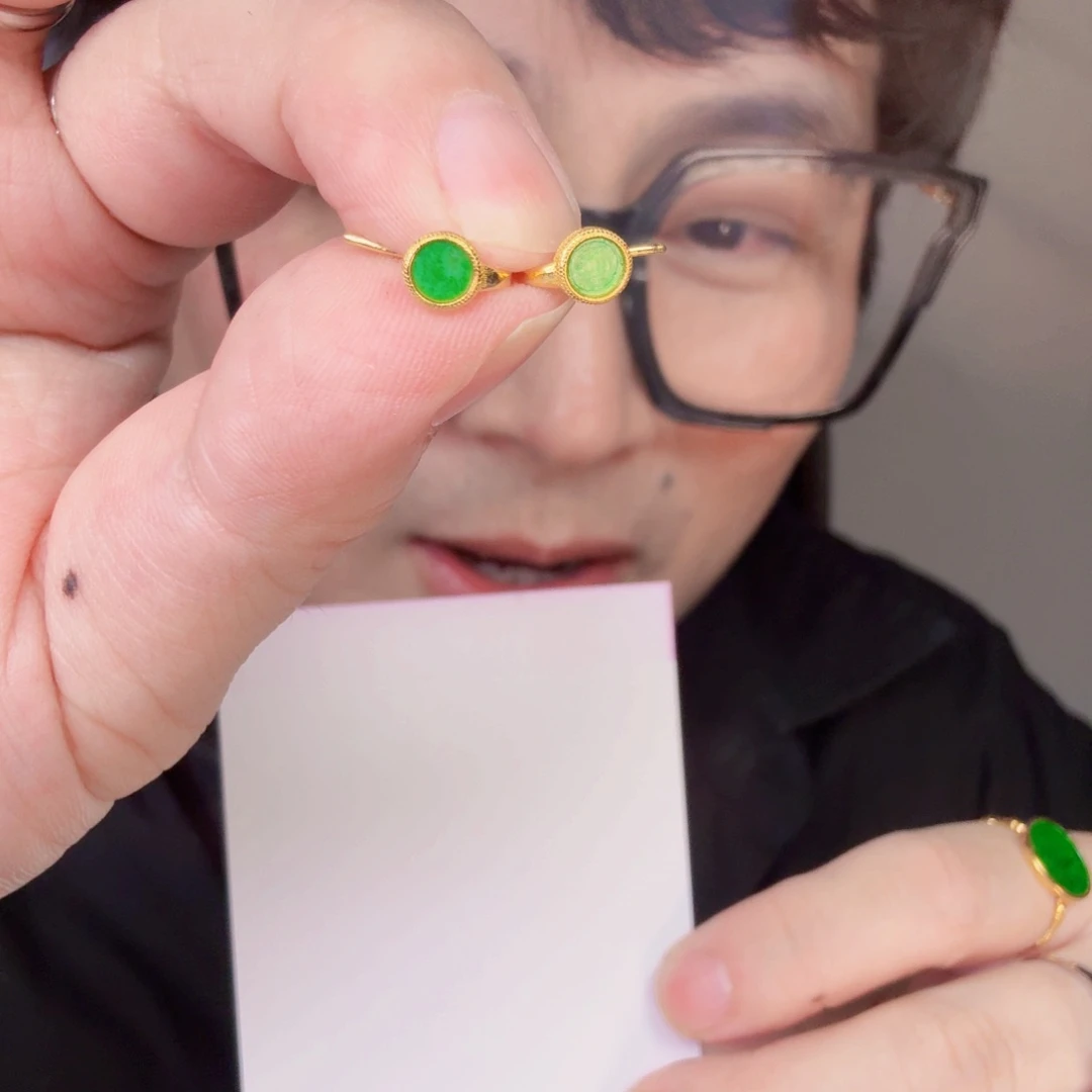 翡翠未镶嵌颈饰一对