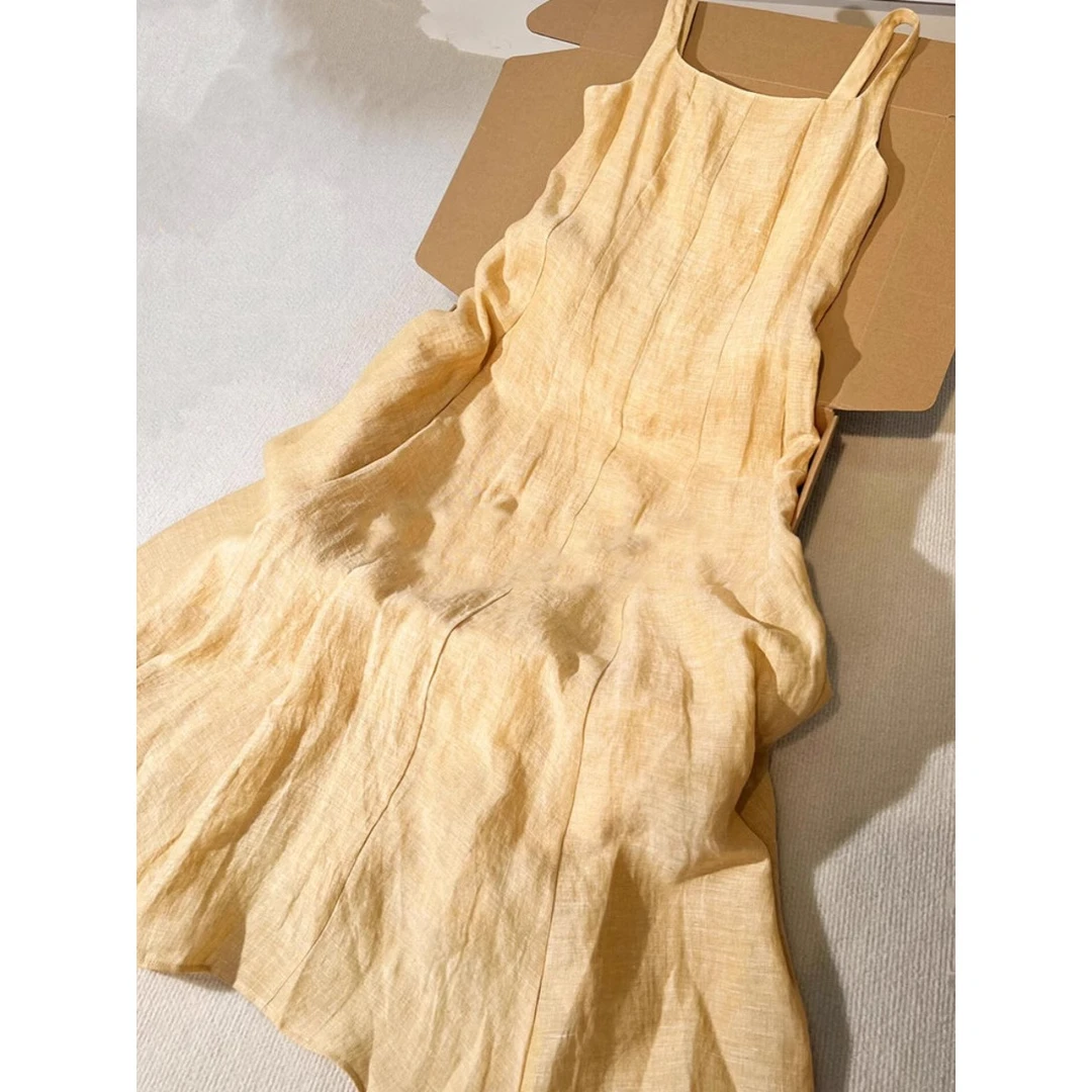 一眼就喜欢上了！高级感气质吊带连衣裙女夏季复古黄色中长款裙子