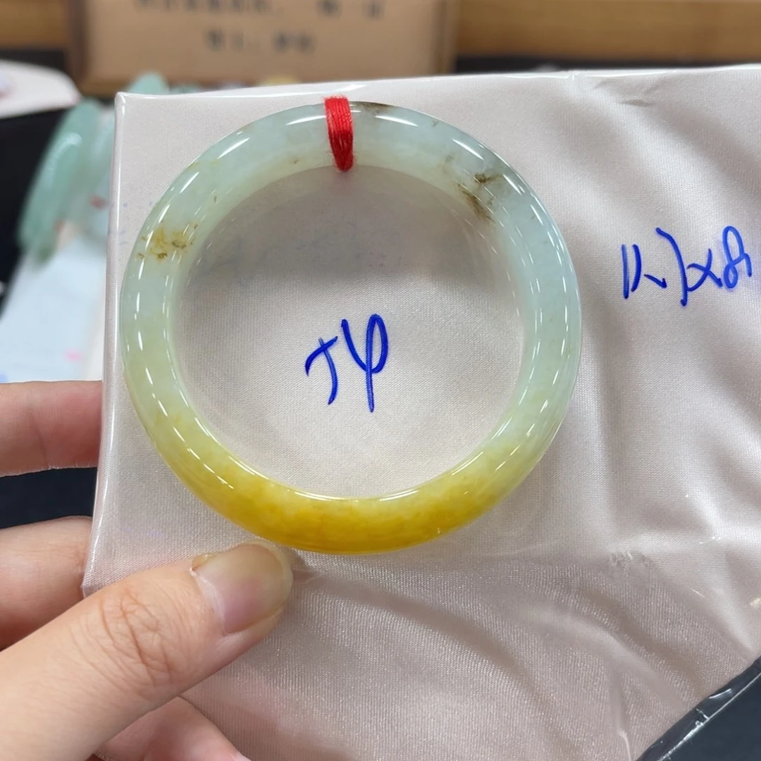 翡翠手镯未镶嵌翡翠