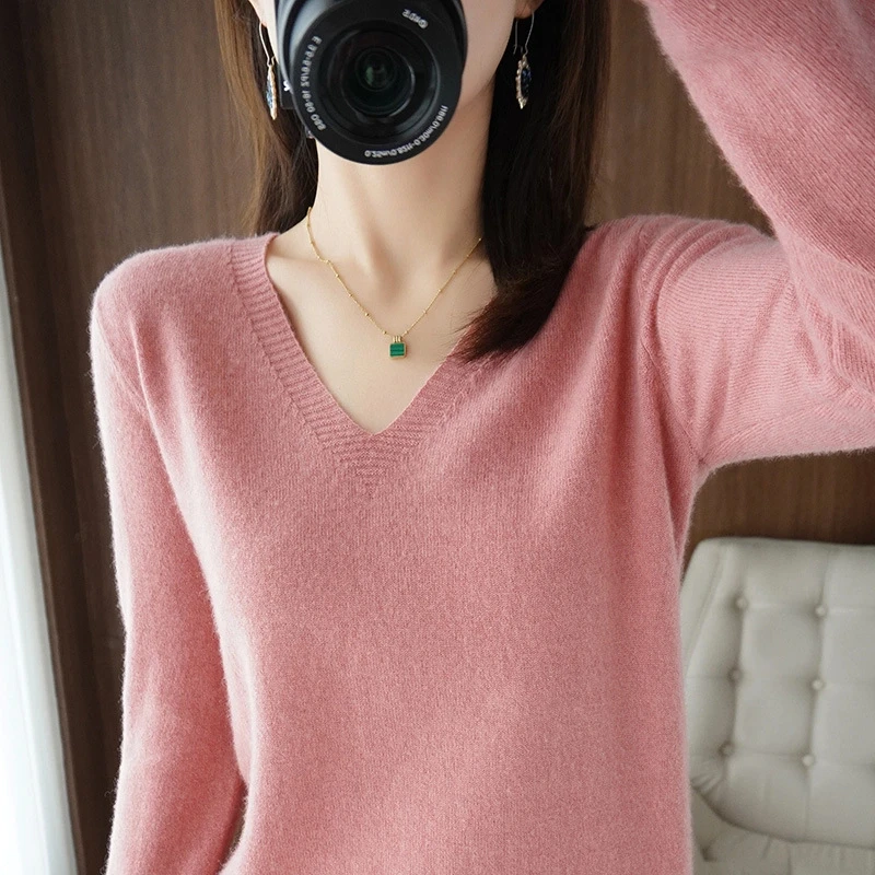 秋冬季毛羊针织衫女新款V领纯色短款毛衣长袖内搭大码显瘦针织打