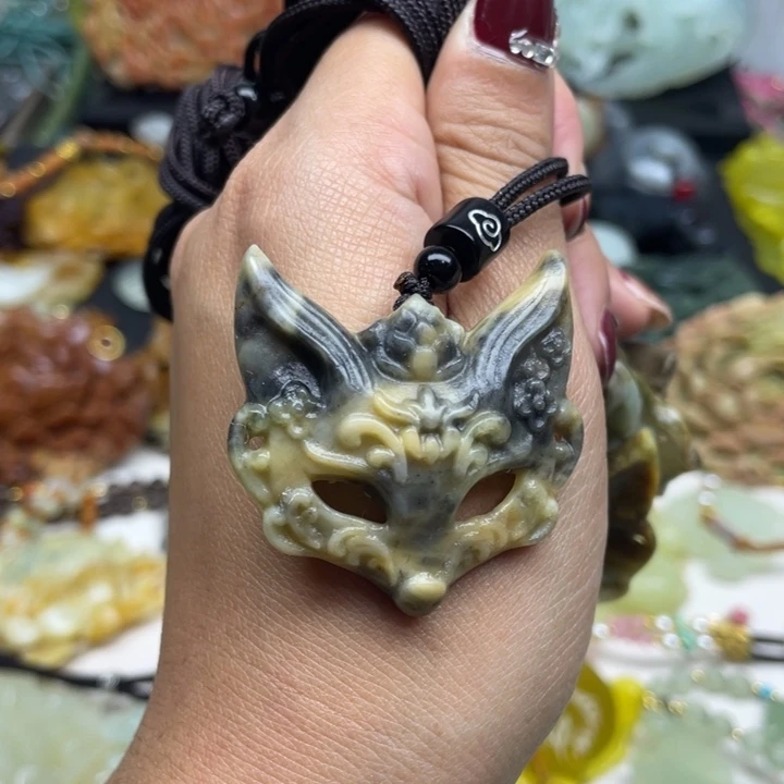 蛇纹石玉未镶嵌颈饰