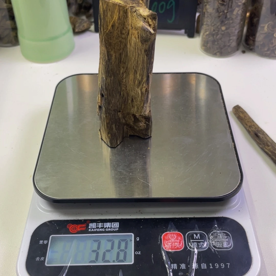 沉香碎屑沉香陆河手把件32克