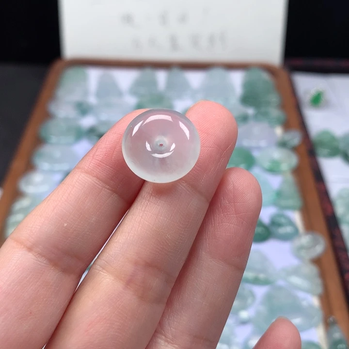 颈饰未镶嵌翡翠冰种肥扣子