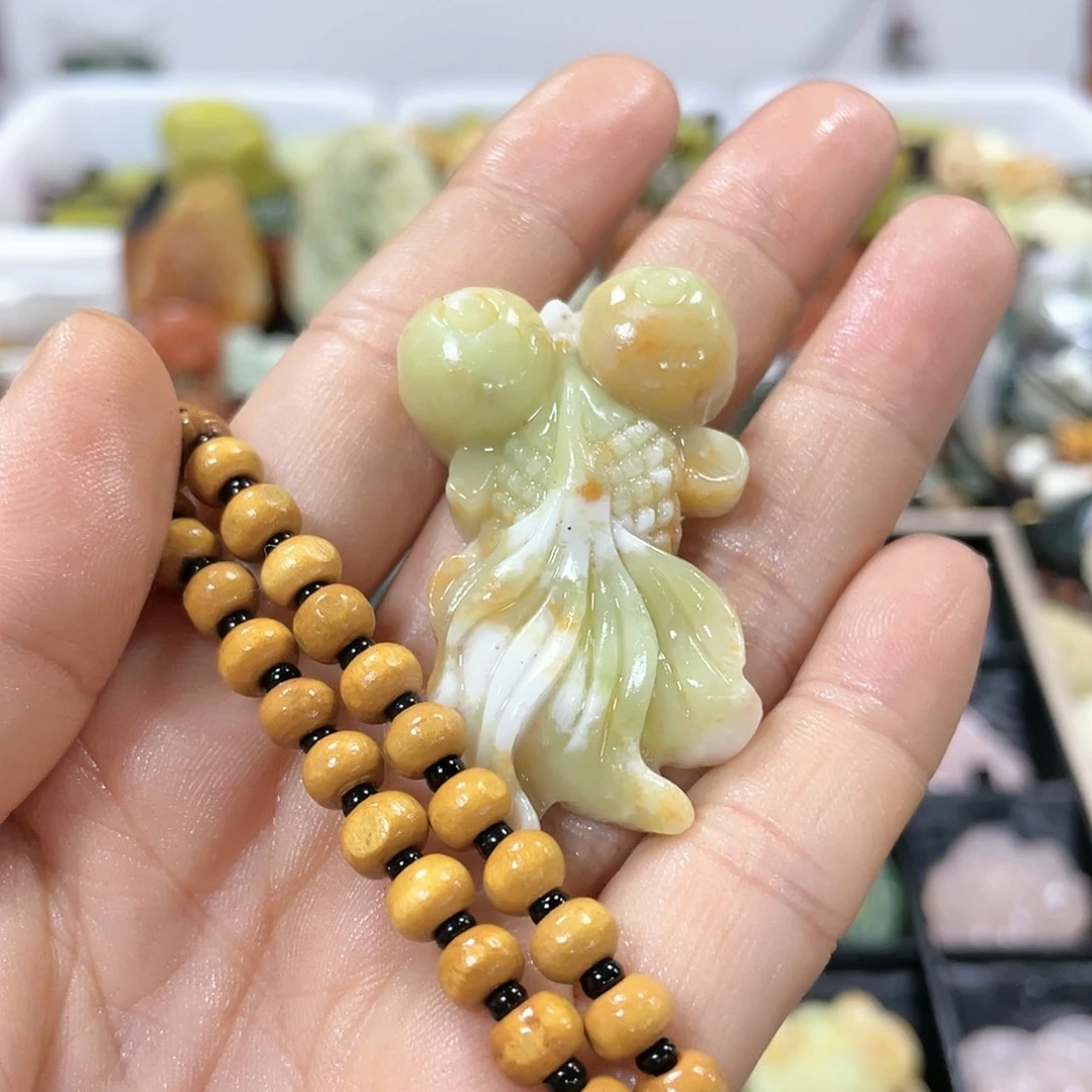 蛇纹石玉颈饰合金