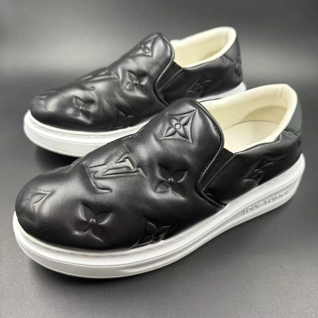 95新 LouisVuitton/路易威登 男士黑色浮雕老花松糕鞋40码 ca768t