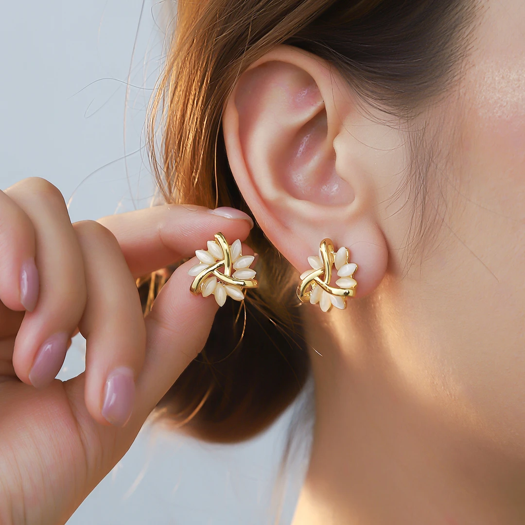 纯铜锆石耳饰 植物花卉耳钉轻奢风休闲风耳饰白色简约轻奢女金色