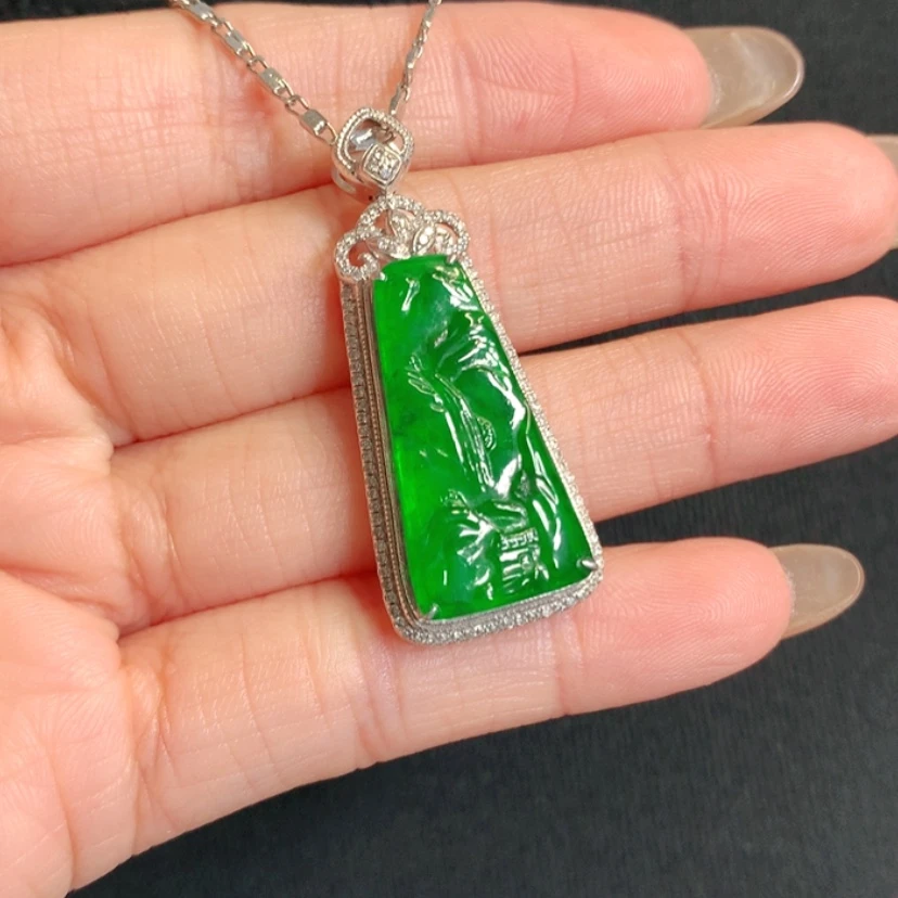 【闪购商品】颈饰18K金镶嵌翡翠山水牌