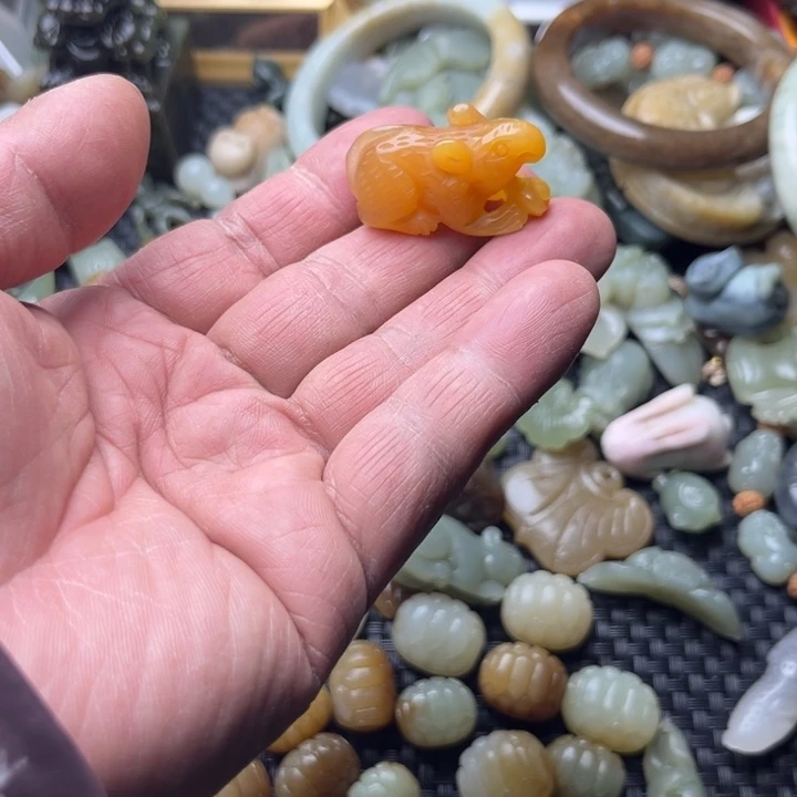 石英质玉（金丝玉）合金颈饰