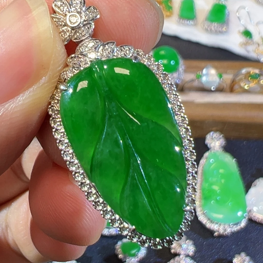 翡翠18K金镶嵌颈饰