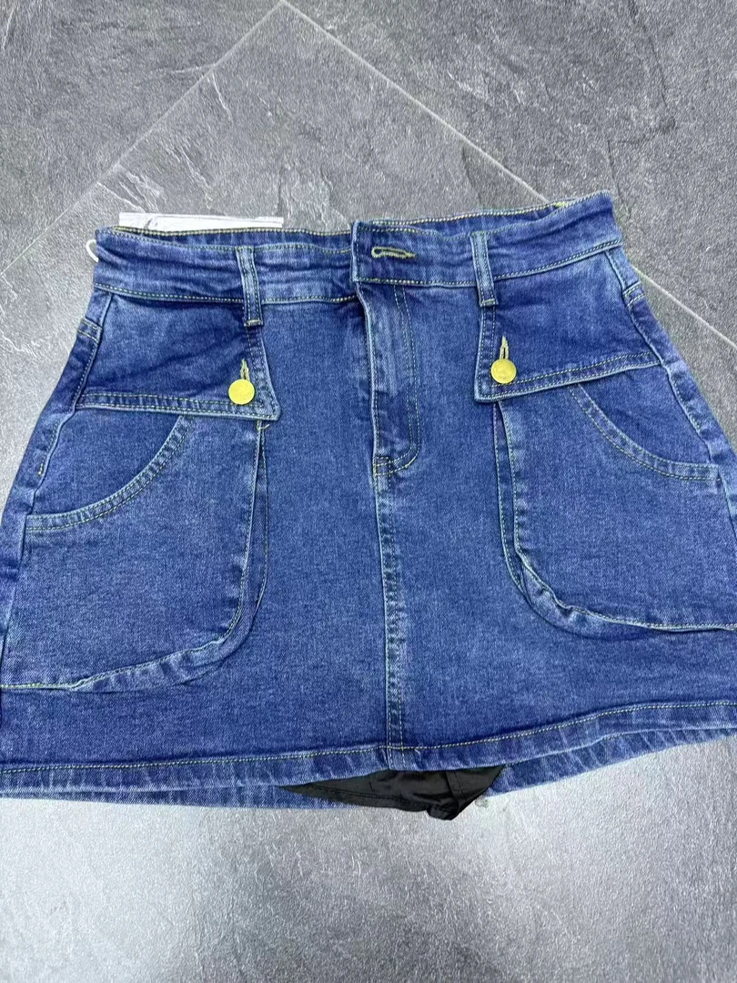 B22-3蓝色“纽扣口袋”牛仔短裙（2303）