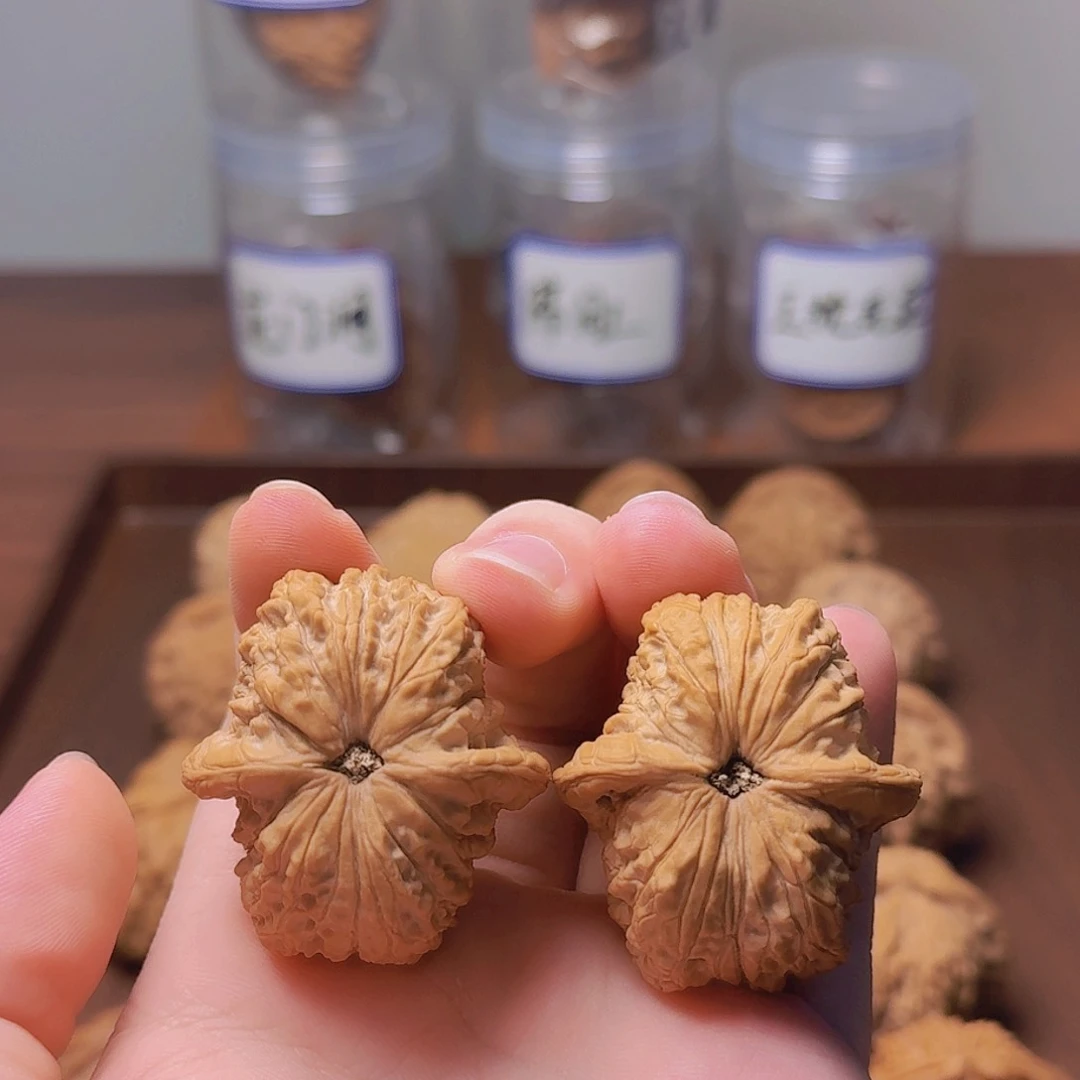 文玩核桃吊坠血麒麟