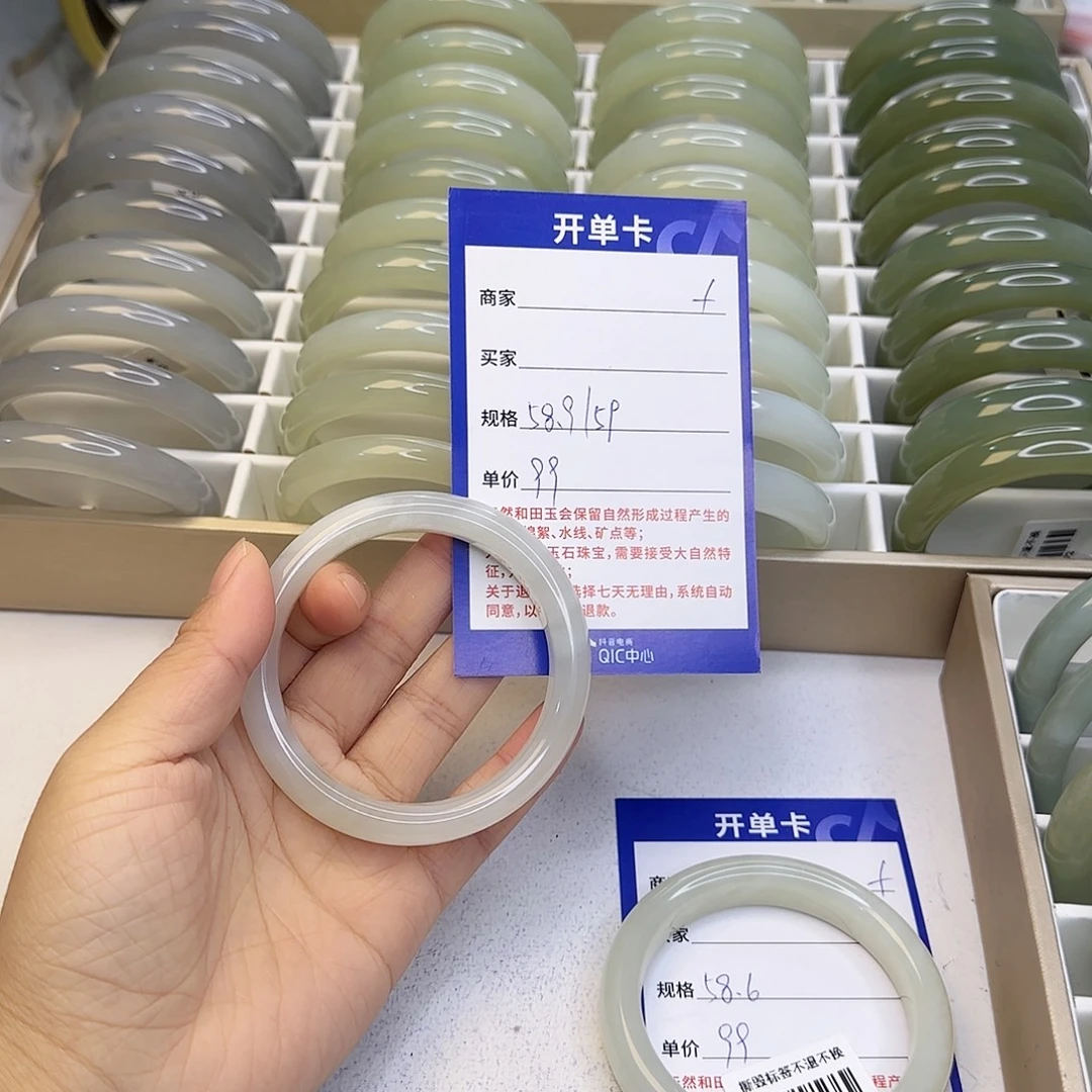 和田玉未镶嵌手镯