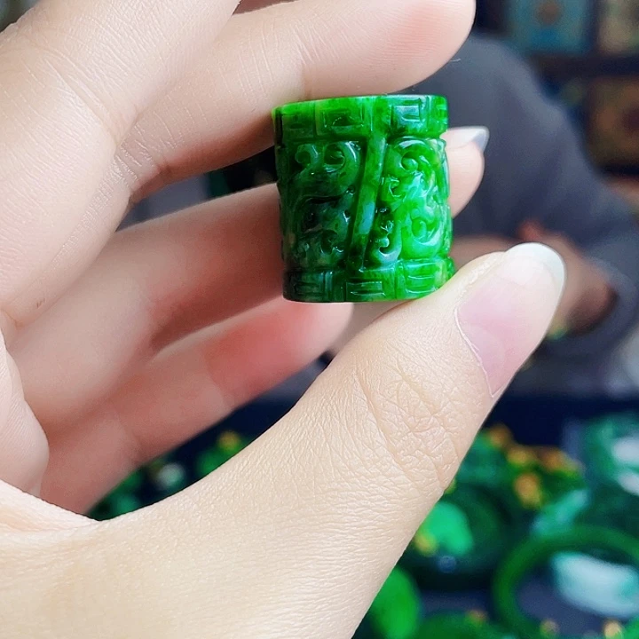 翡翠未镶嵌颈饰多样性