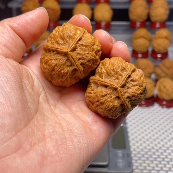 文玩核桃把件29红宝石三棱