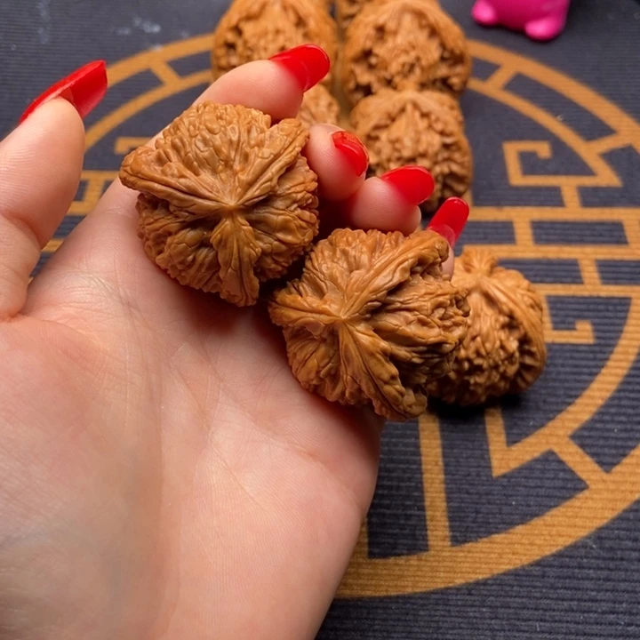 文玩核桃吊坠大***、白狮