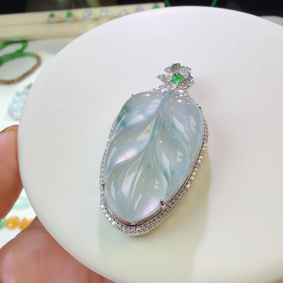 翡翠18K金镶嵌颈饰飘花叶子