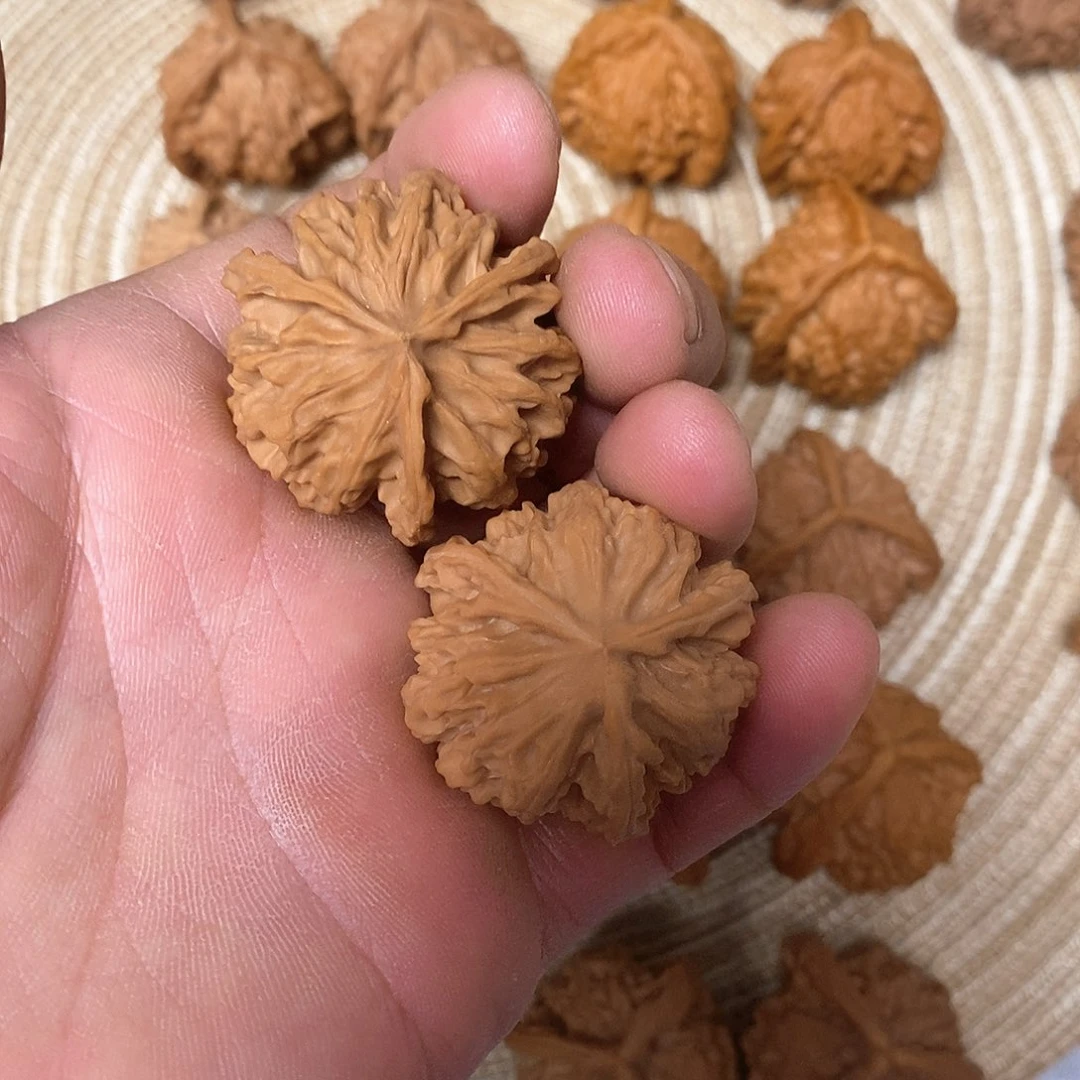 潇***生木质文玩麻核桃三棱