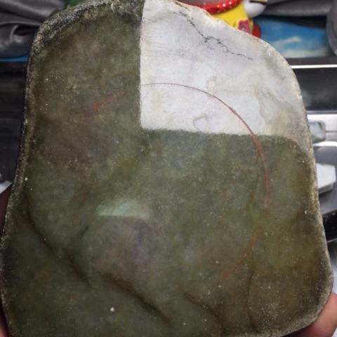 翡翠散珠天然翡翠改口料有两三个手镯位