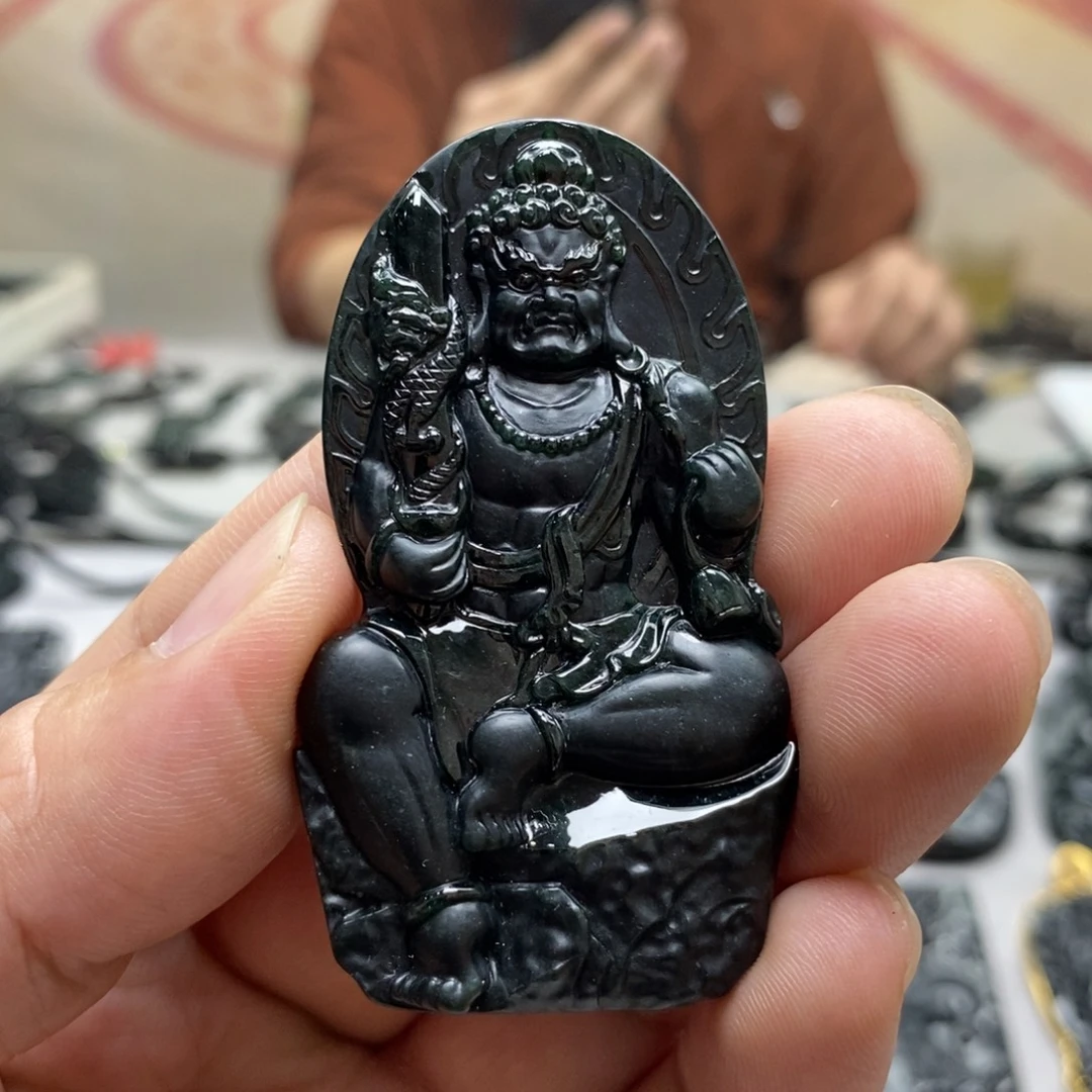 翡翠未镶嵌颈饰不动