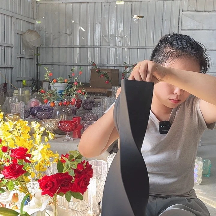 水晶花瓶黑色方口扭腰