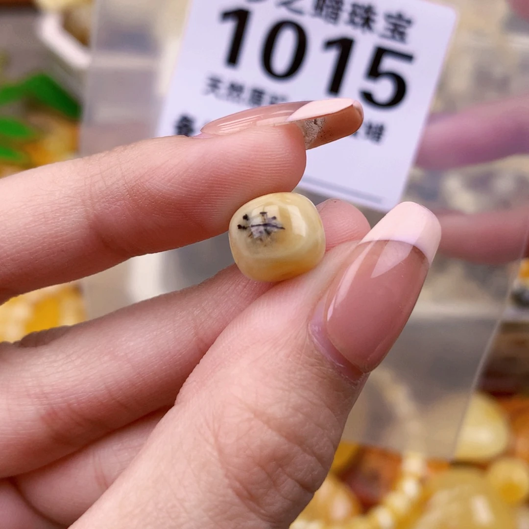 未镶嵌琥珀珠宝奇石