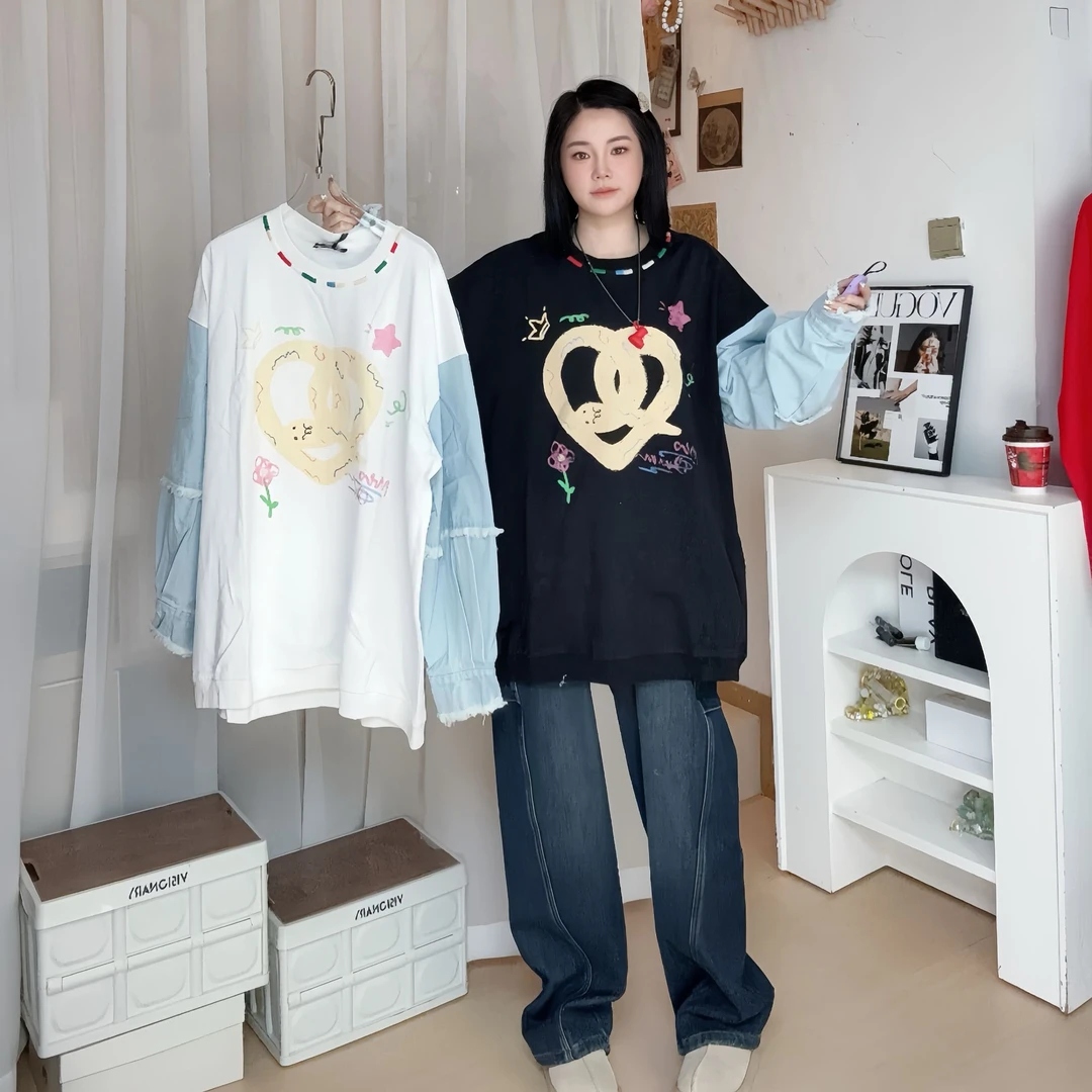 Mto Quinn撞色拼接牛仔袖圆领卫衣爱心印花纯棉上衣女