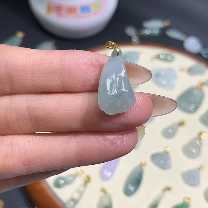 翡翠18K金镶嵌颈饰