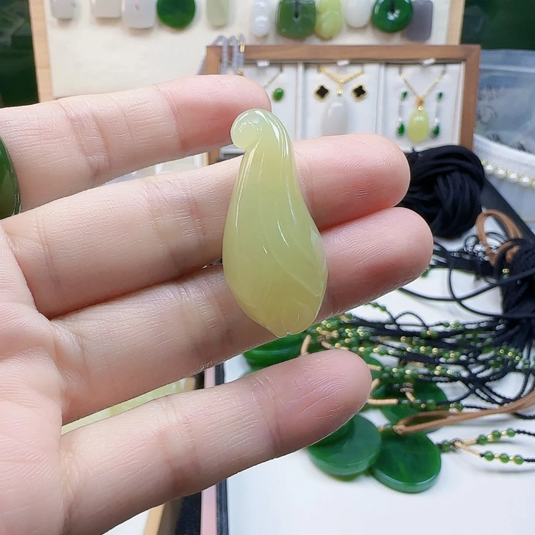 向***行和田玉未镶嵌吊坠(不含链)